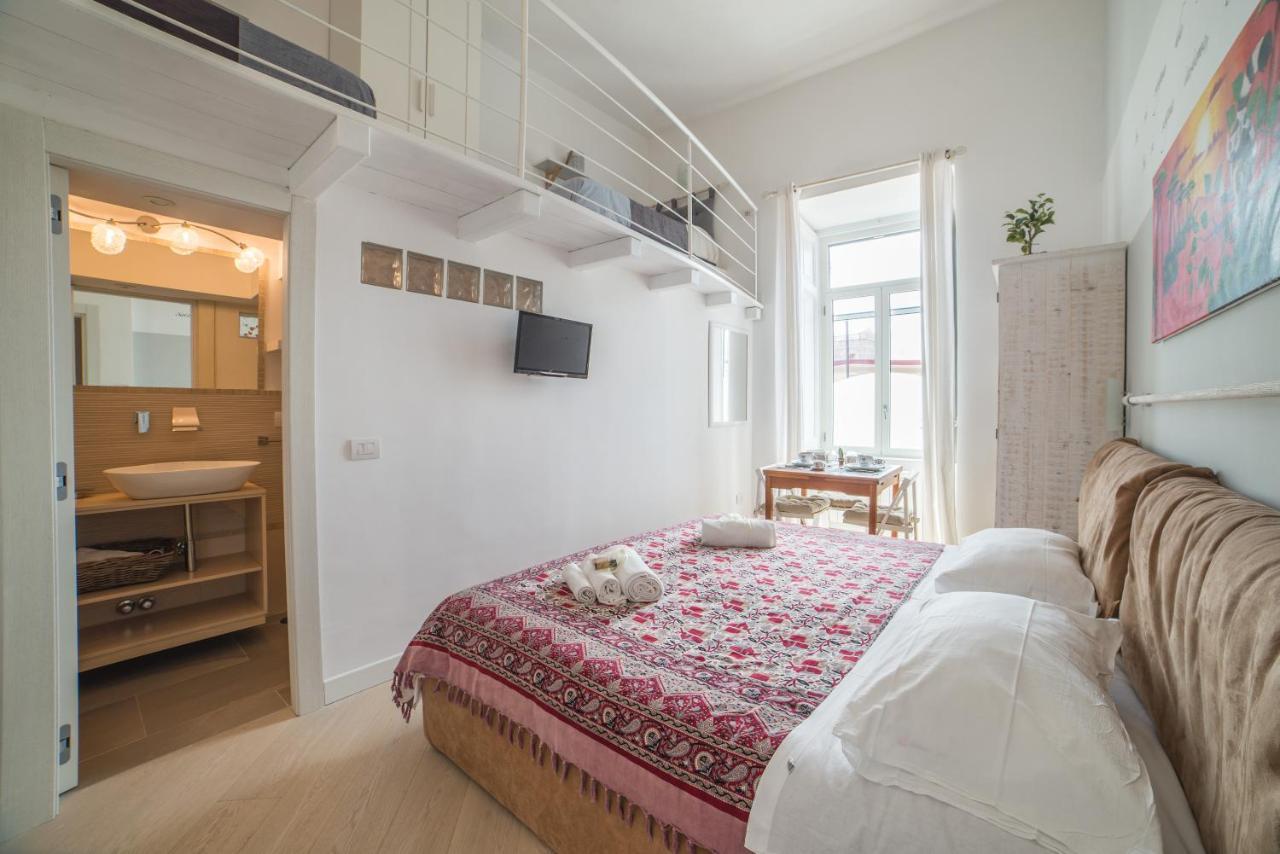 Bed In Couette-café Naples