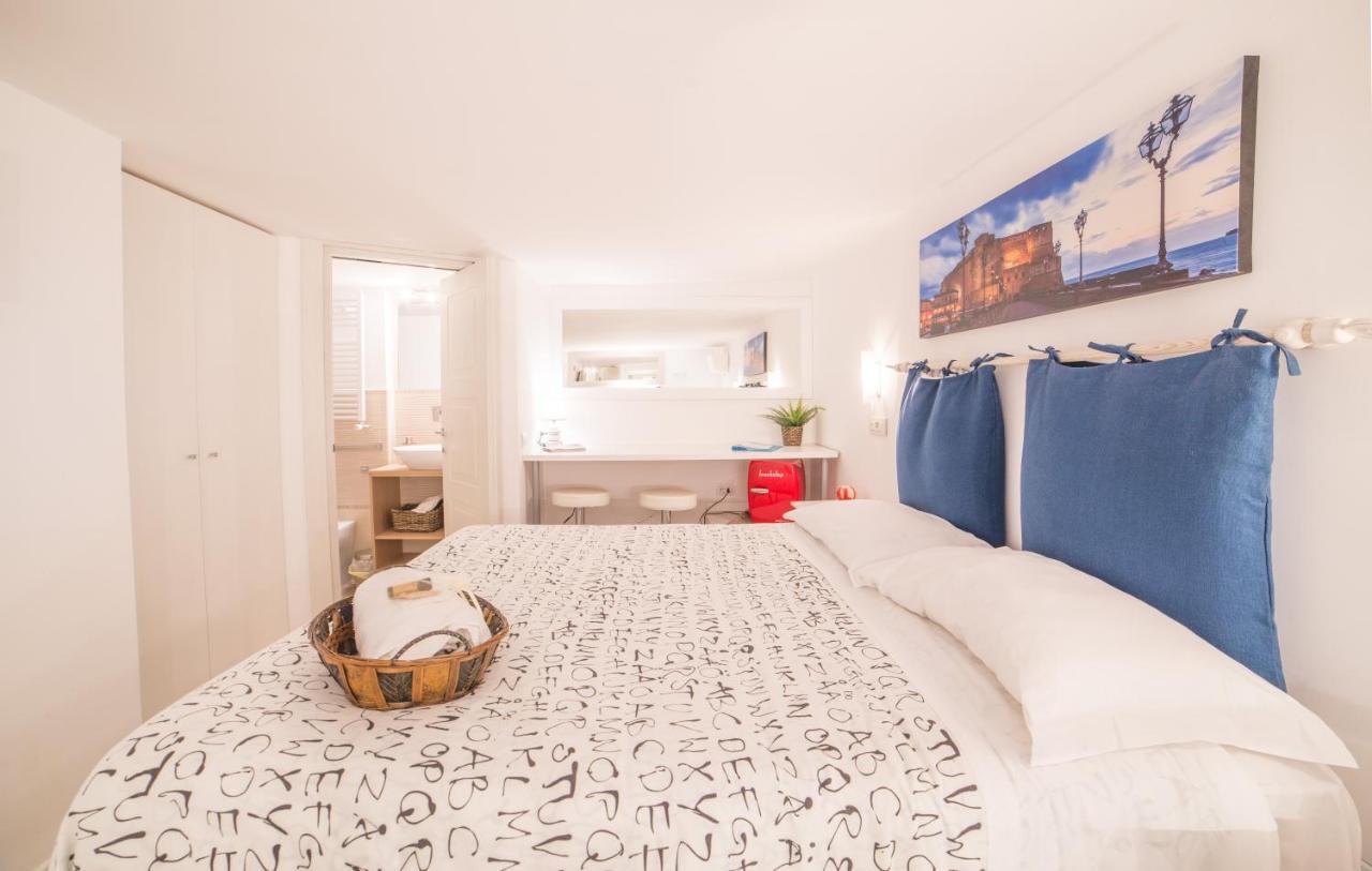 Bed In Couette-café Naples